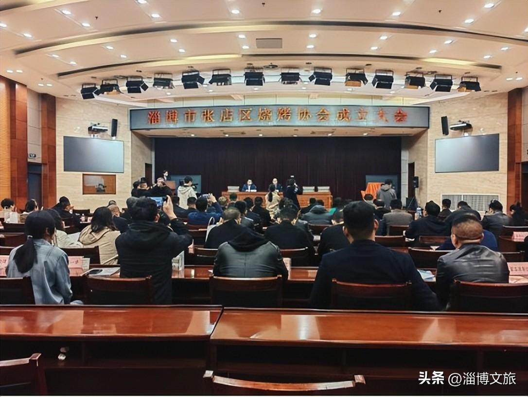 会员宣读倡议书。淄博首个烧烤协会揭牌成立，致力打造城市文化IP