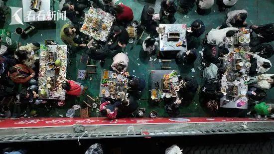 淄博烧烤小饼遭疯抢 老板忙到暴瘦20斤