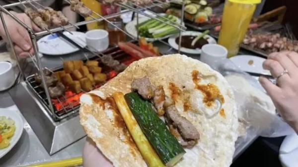 淄博烧烤小饼遭疯抢 老板忙到暴瘦20斤播