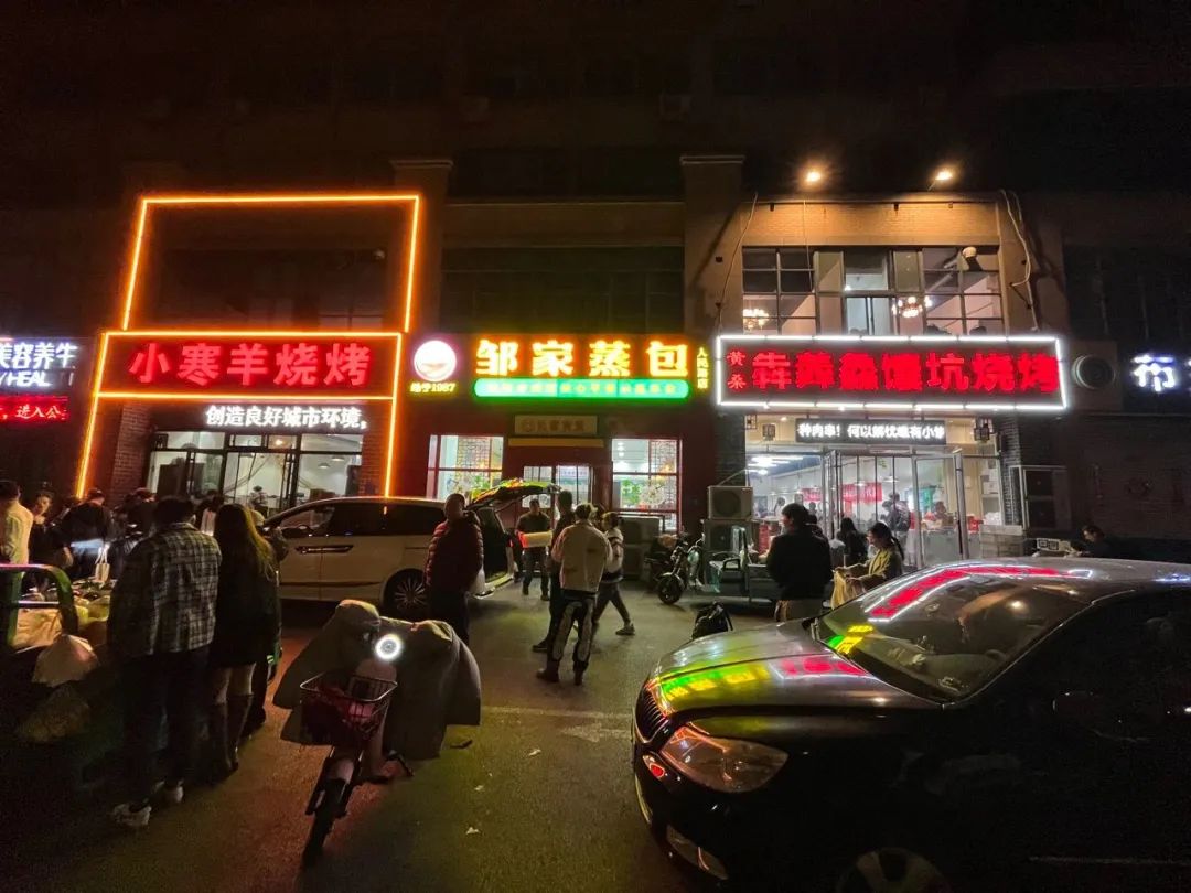 ▲4月8日晚9时，淄博市主城区张店区人民西路，依然有食客等候在烧烤店外。新京报记者 吴淋姝 摄