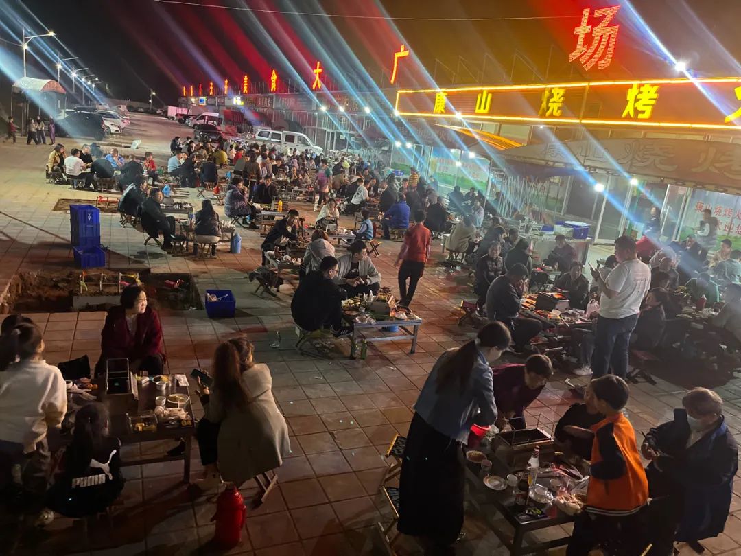 ▲4月9日晚7时许，淄博市临淄区某美食广场的露天烧烤摊。新京报记者 吴淋姝 摄