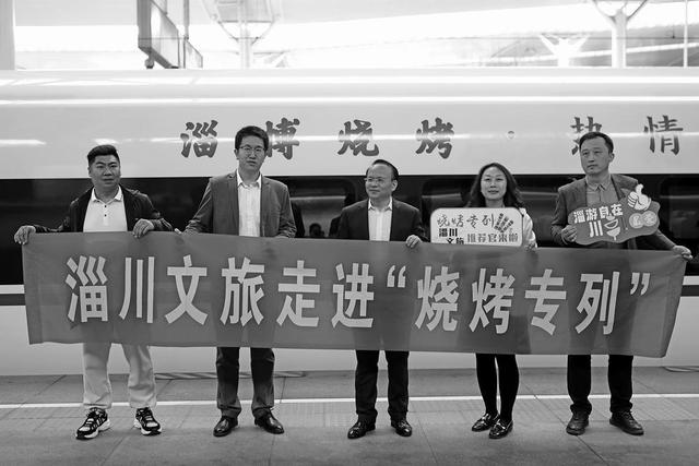 当淄博烧烤遇到“大学生组团”：双向奔赴的热情与张力