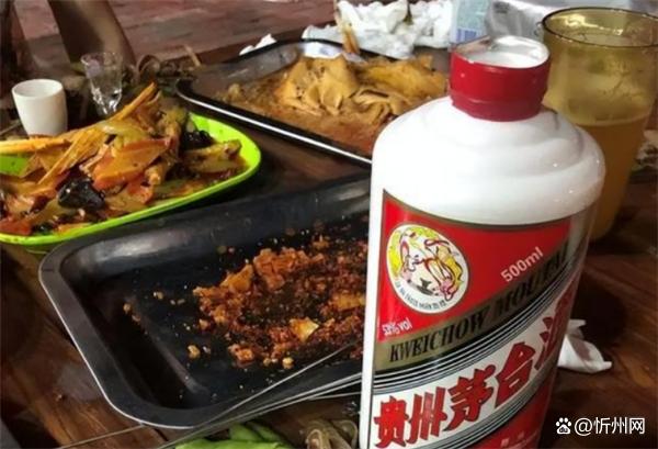6名男子相聚淄博吃烧烤喝茅台，结账时吓傻了，老板：太草率了