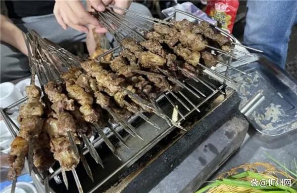 6名男子相聚淄博吃烧烤喝茅台,结账时吓傻了,老板:太草率了