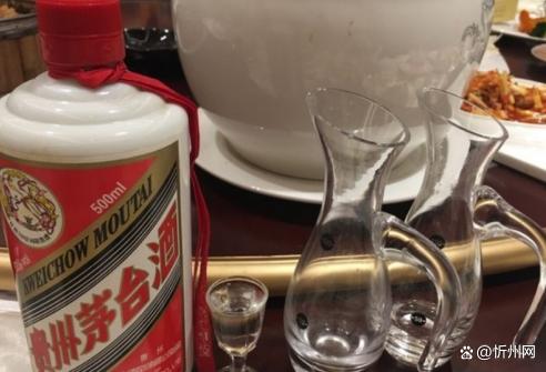 6名男子相聚淄博吃烧烤喝茅台，结账时吓傻了，老板：太草率了