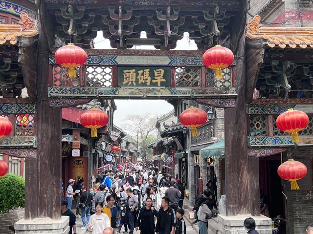 当淄博烧烤遇到“大学生组团”——双向奔赴的热情与张力