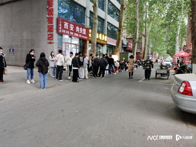 实探淄博：烧烤排队4小时现代排收费服务，当地呼吁五一错峰