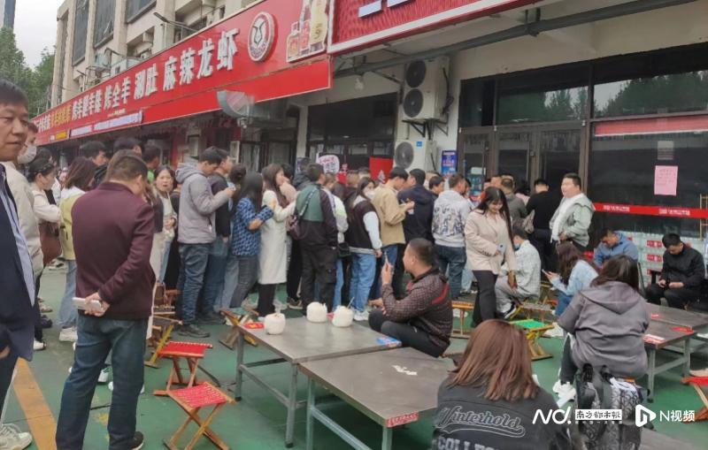 实探淄博：烧烤排队4小时现代排收费服务，当地呼吁五一错峰