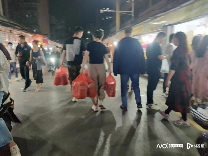 实探淄博：烧烤排队4小时现代排收费服务，当地呼吁五一错峰