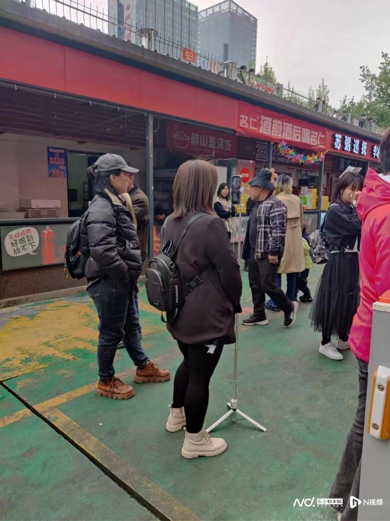 实探淄博：烧烤排队4小时现代排收费服务，当地呼吁五一错峰