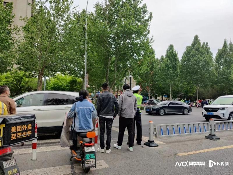实探淄博：烧烤排队4小时现代排收费服务，当地呼吁五一错峰