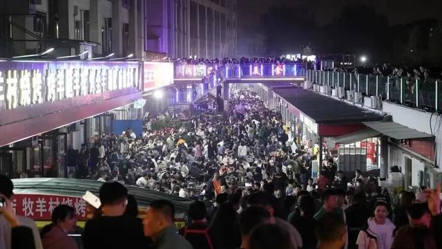 《狂飙》老默回淄博助阵家乡烧烤！全国烧烤大战谁将登临山巅？