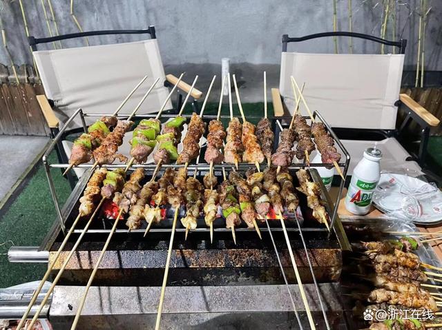 淄博烧烤的风吹到杭州？1小时100通咨询电话急哭00后老板