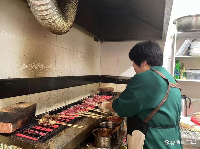淄博烧烤的风吹到杭州？1小时100通咨询电话急哭00后老板
