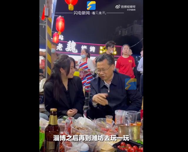 潍坊文旅局长在淄博烧烤摊疯狂揽客，亲自为游客送上潍坊风筝等特产