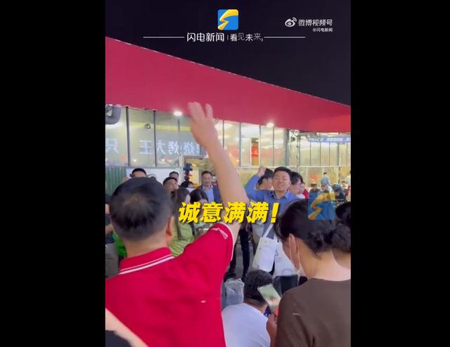 潍坊文旅局长在淄博烧烤摊疯狂揽客，亲自为游客送上潍坊风筝等特产