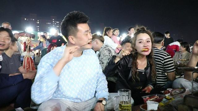 烧烤带火一座城后，多地网友呼吁家乡学淄博