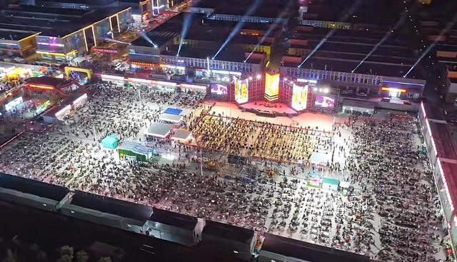 占地100亩，淄博20天新建一座烧烤城，万人“烤位”一座难求