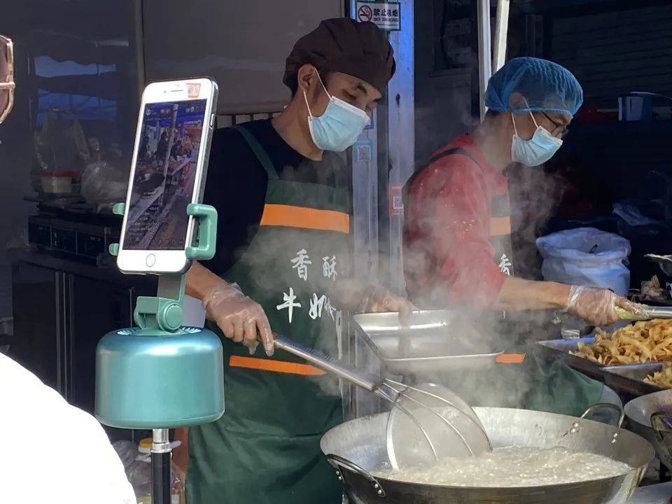 12万人涌入淄博，烧烤师傅工资上