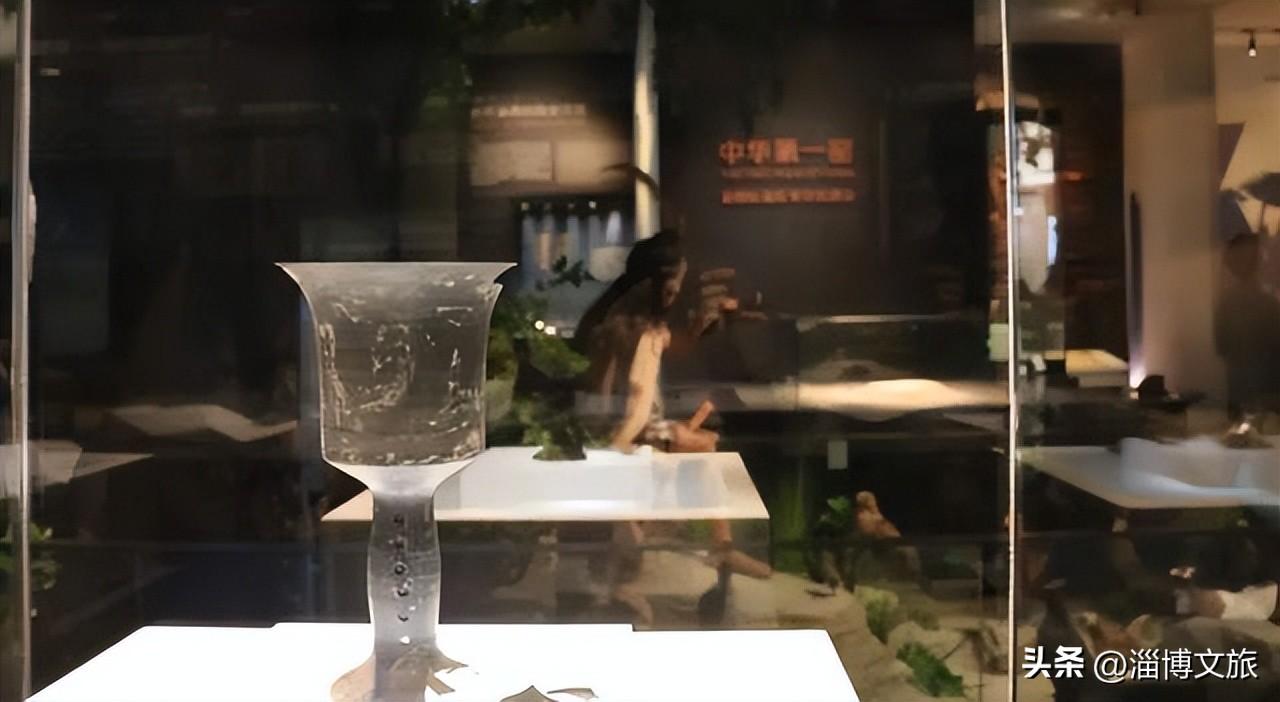 4000年前龙山文化蛋壳黑陶，创造世界四大奇迹。淄博陶琉馆这件蛋壳陶高柄杯，最薄处仅0.2毫米。