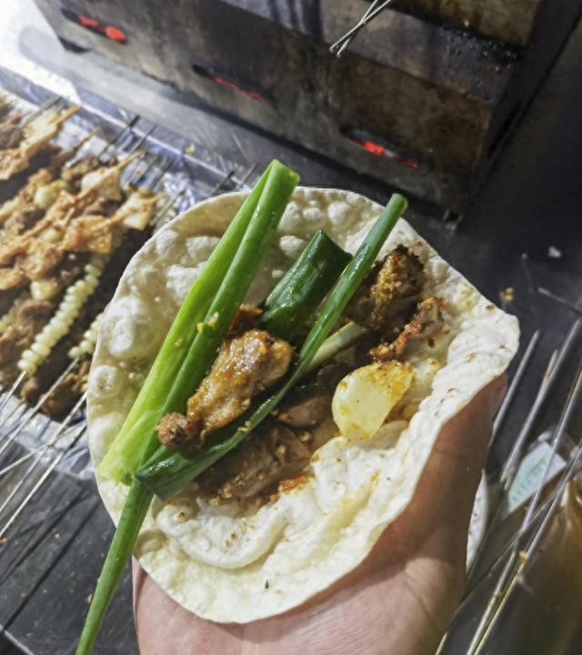 十一小长假淄博烧烤热度不减