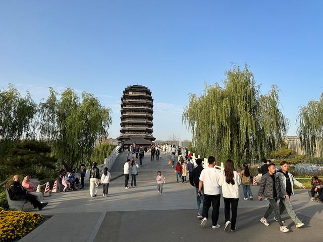 他们的故事｜半年后再看淄博：网红烧烤仍火爆、文旅业恢复平静